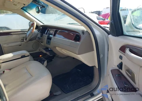 2004 Lincoln Town Car Ultimate from USA, damaged, VIN 1LNHM83W44Y613750